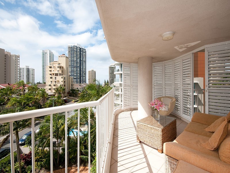 8/20 CRONIN AVENUE, Main Beach QLD 4217