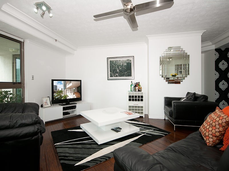 8/20 CRONIN AVENUE, Main Beach QLD 4217