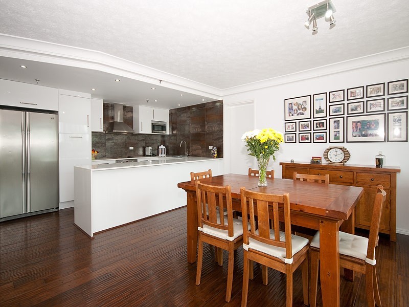 8/20 CRONIN AVENUE, Main Beach QLD 4217