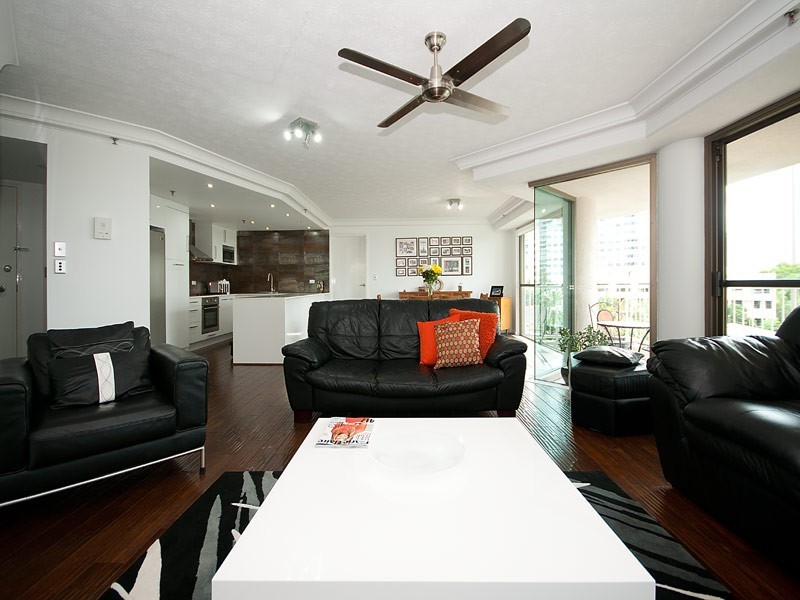 8/20 CRONIN AVENUE, Main Beach QLD 4217