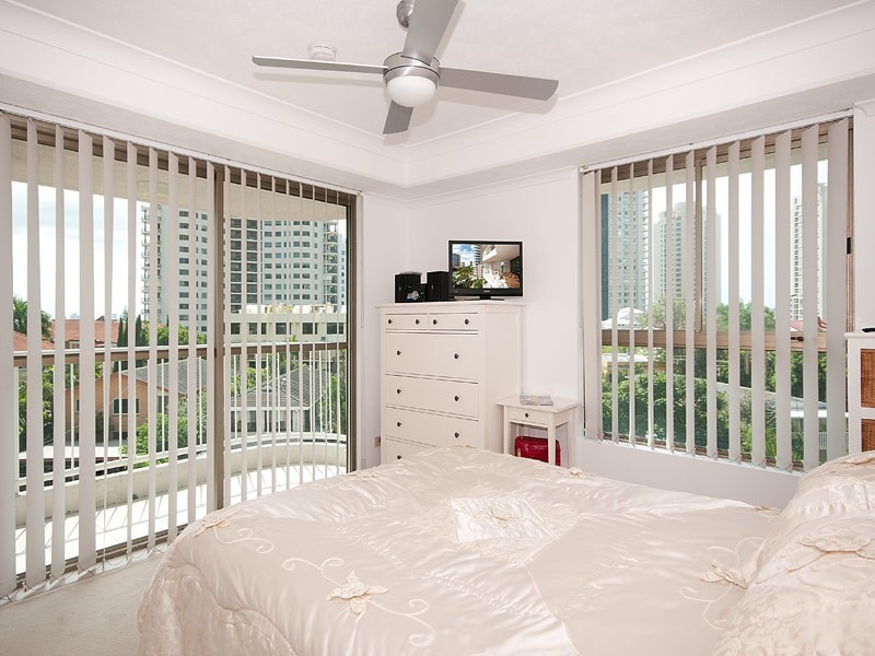 8/20 CRONIN AVENUE, Main Beach QLD 4217