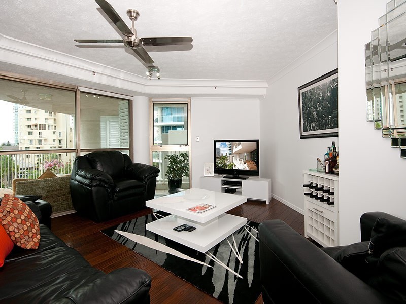 8/20 CRONIN AVENUE, Main Beach QLD 4217