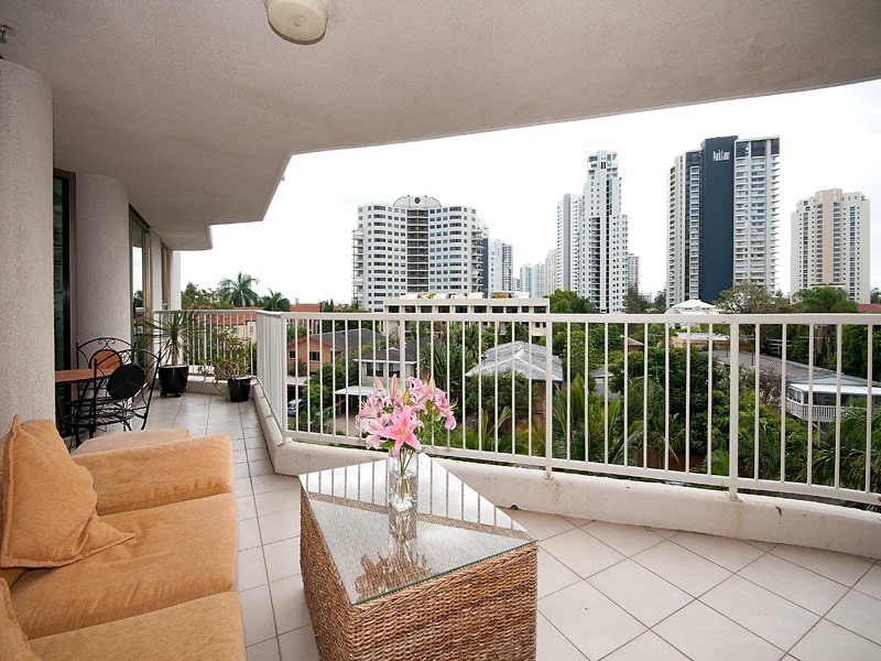 8/20 CRONIN AVENUE, Main Beach QLD 4217