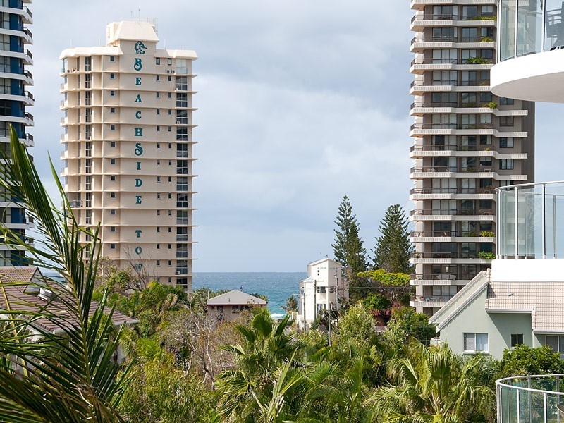 8/20 CRONIN AVENUE, Main Beach QLD 4217