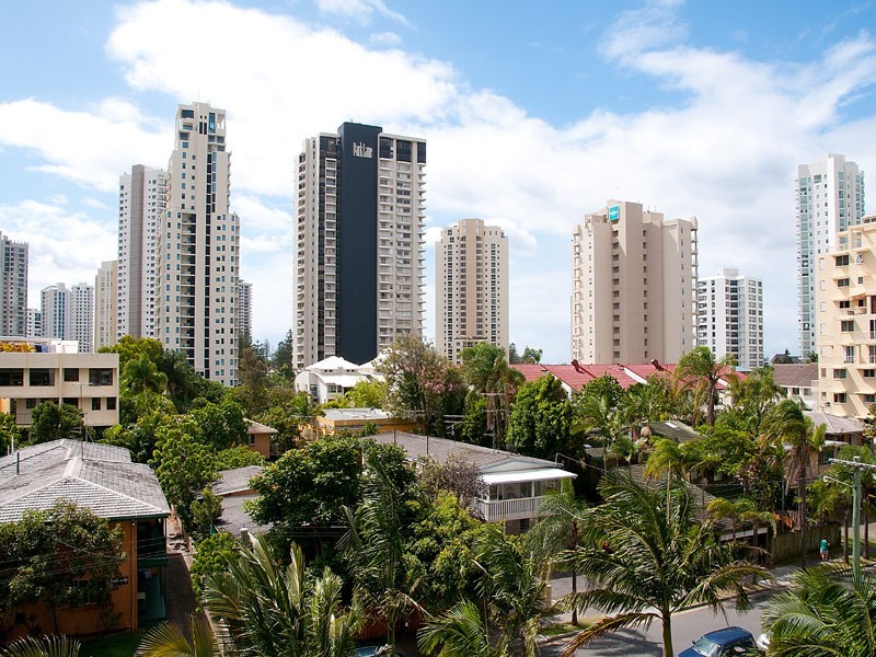8/20 CRONIN AVENUE, Main Beach QLD 4217