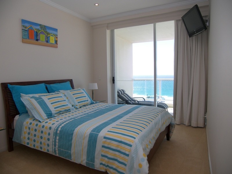 5 Woodroffe Avenue, Main Beach QLD 4217