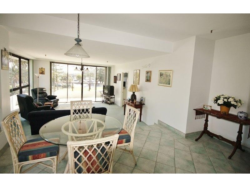 2/14 MacArthur Parade, Main Beach QLD 4217