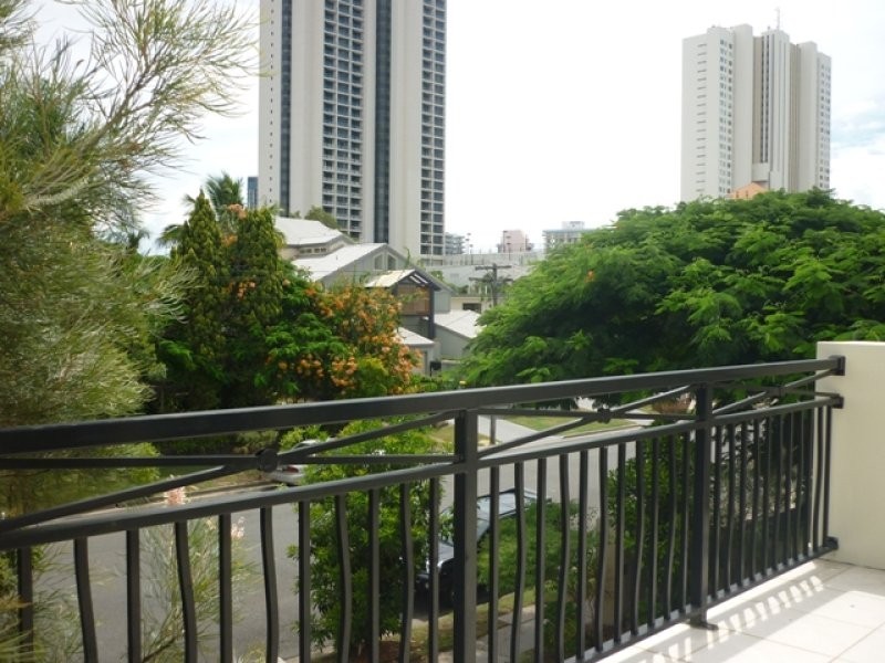 28 Birt Avenue, Surfers Paradise QLD 4217