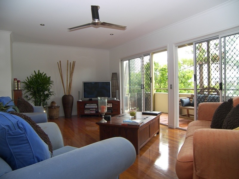 2/55 Cronin Avenue, Main Beach QLD 4217