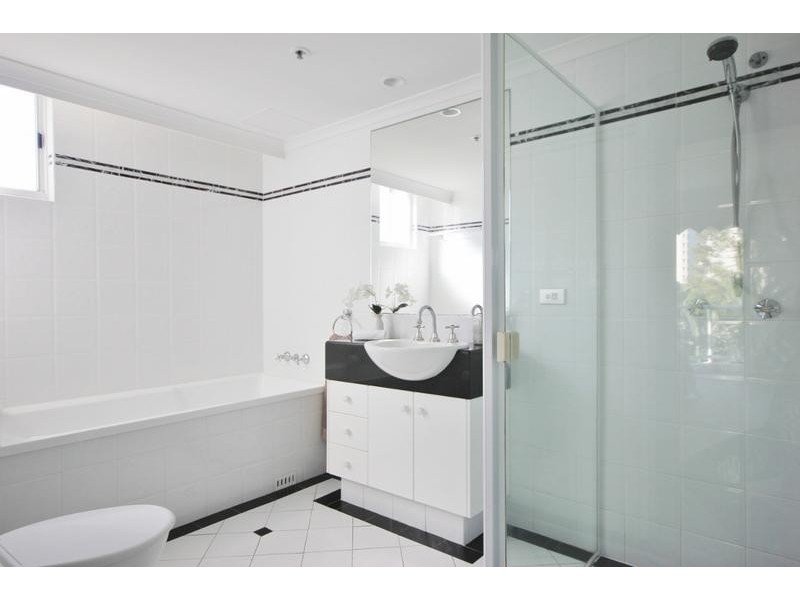 6/1 HUGHES AVENUE, Main Beach QLD 4217