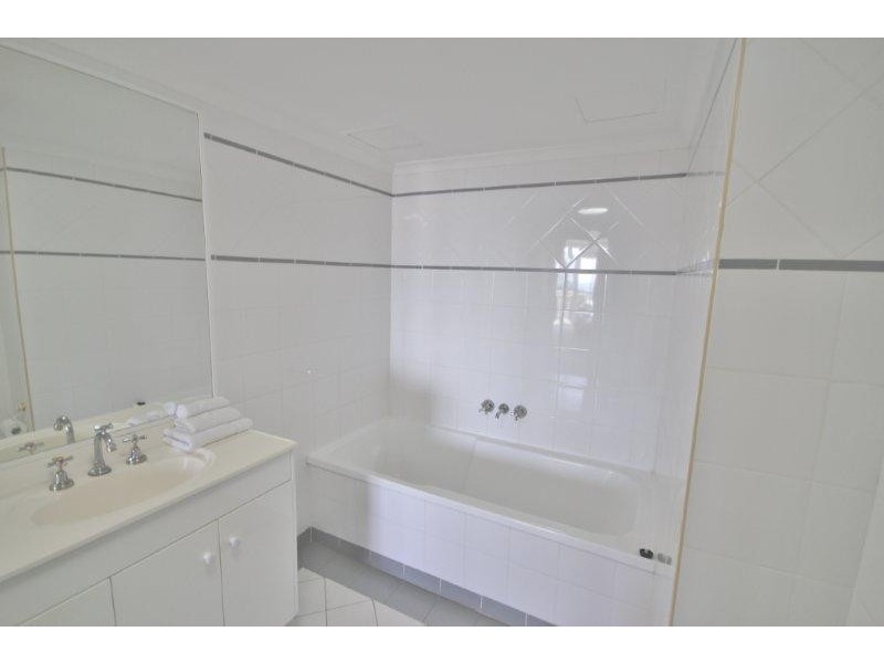 35/11 HUGHES AVENUE, Main Beach QLD 4217