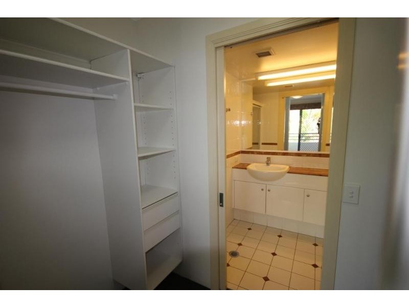32 Cronin Avenue, Main Beach QLD 4217