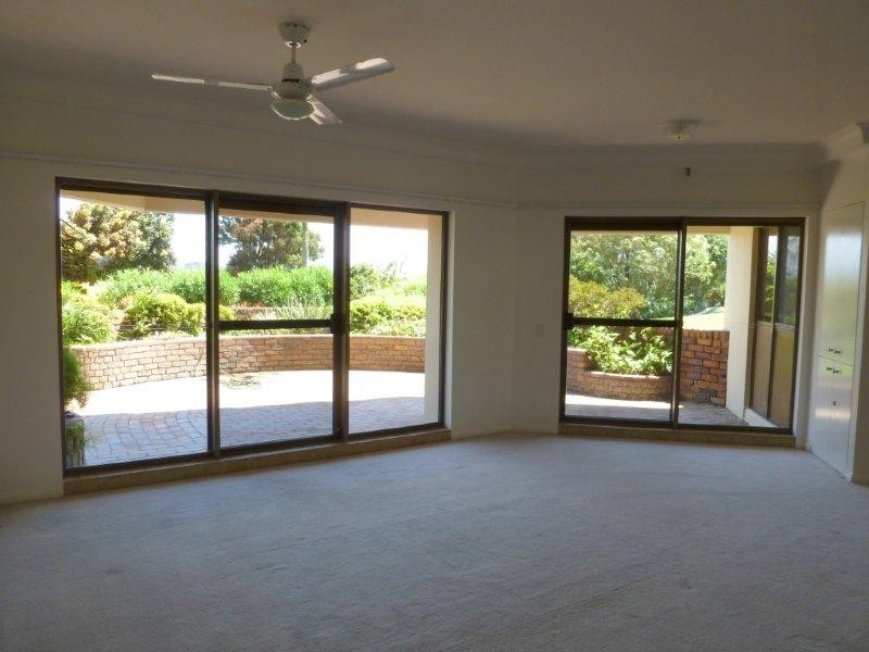 2 ADMIRALTY DRIVE, Paradise Waters QLD 4217