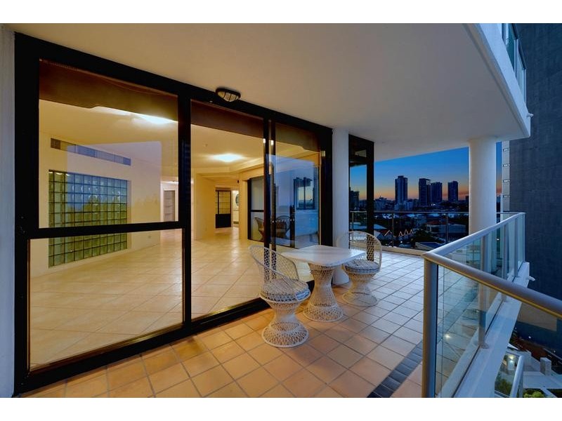 8/19 Peak Avenue, Main Beach QLD 4217