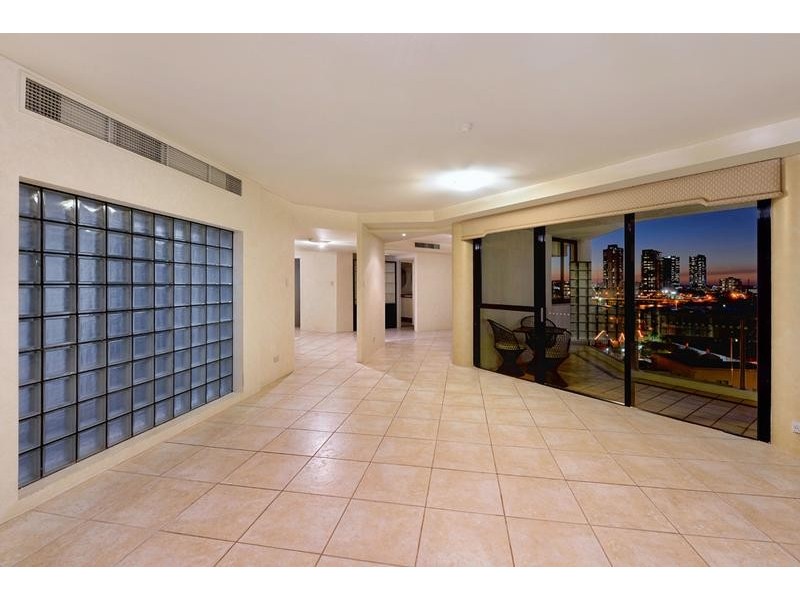 8/19 Peak Avenue, Main Beach QLD 4217