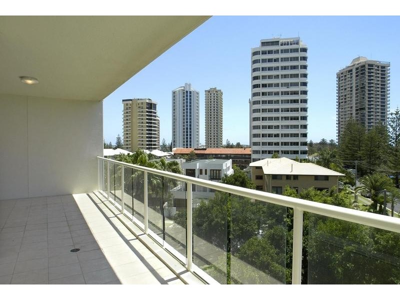 1043/1 LENNIE AVENUE, Main Beach QLD 4217