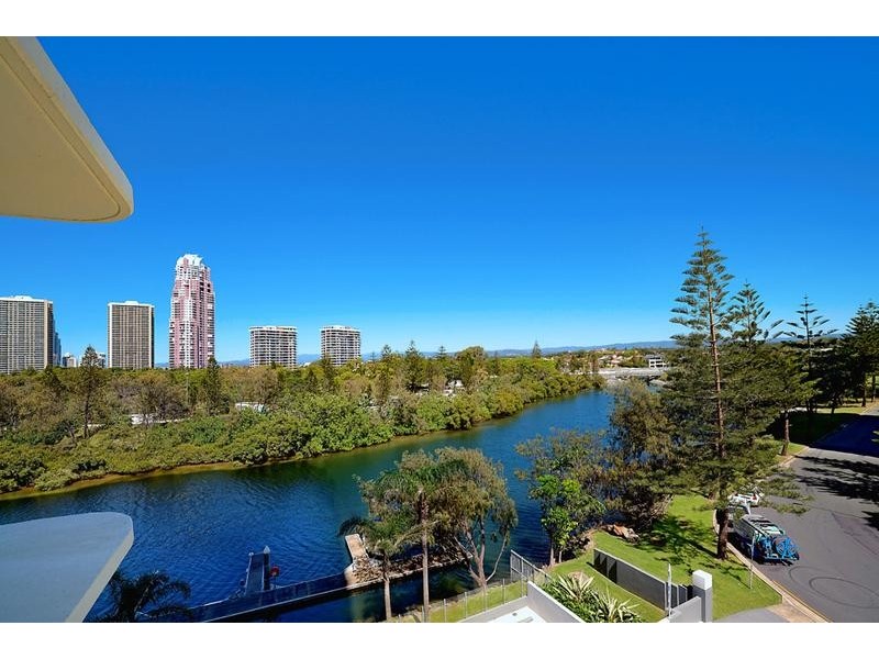 51/1 SERISIER AVENUE, Main Beach QLD 4217