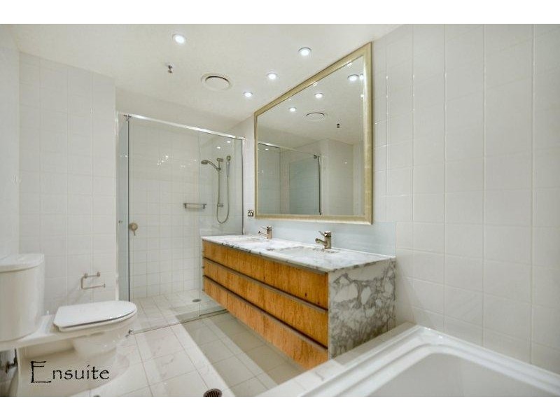 1 LENNIE AVENUE, Main Beach QLD 4217