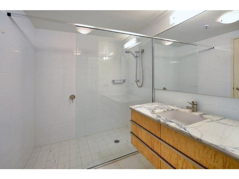 1 LENNIE AVENUE, Main Beach QLD 4217