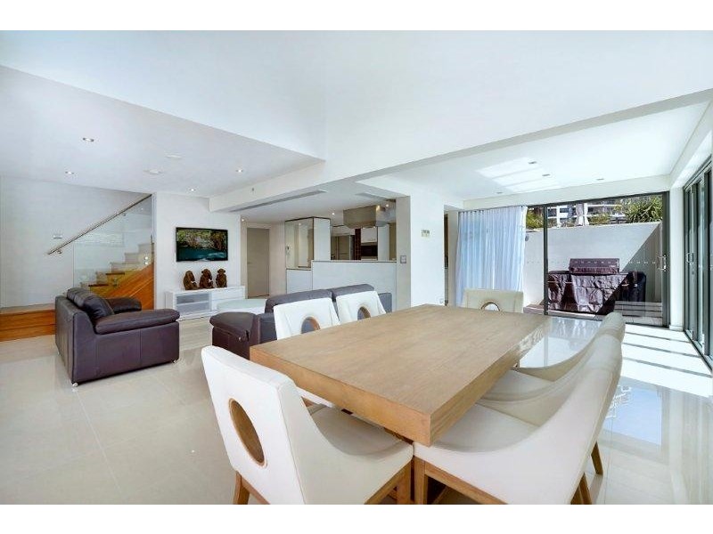 1/20-24 HUGHES AVENUE, Main Beach QLD 4217