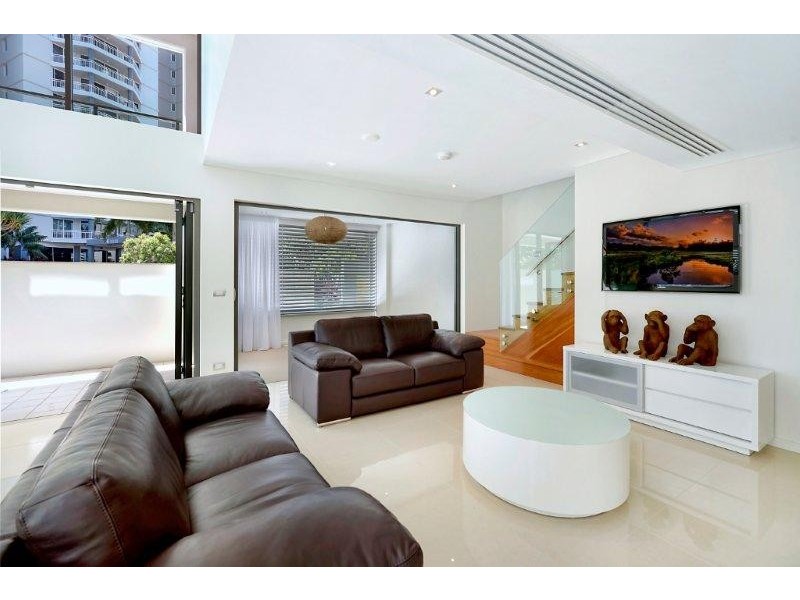 1/20-24 HUGHES AVENUE, Main Beach QLD 4217