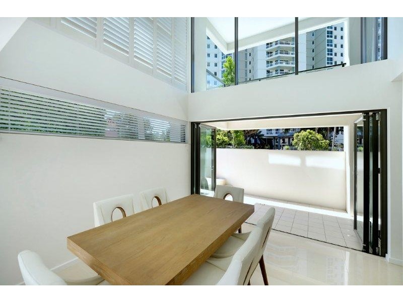 1/20-24 HUGHES AVENUE, Main Beach QLD 4217