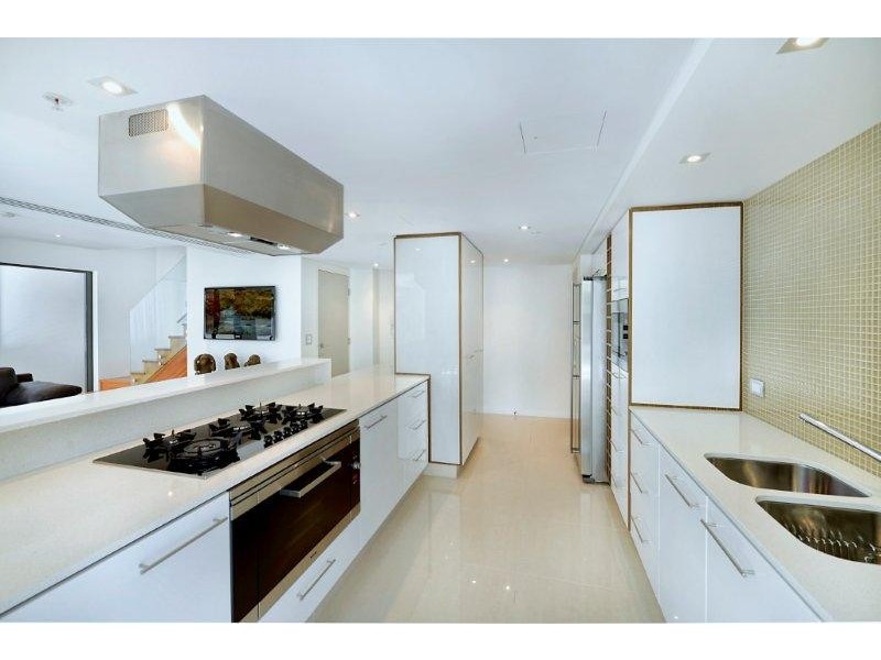 1/20-24 HUGHES AVENUE, Main Beach QLD 4217