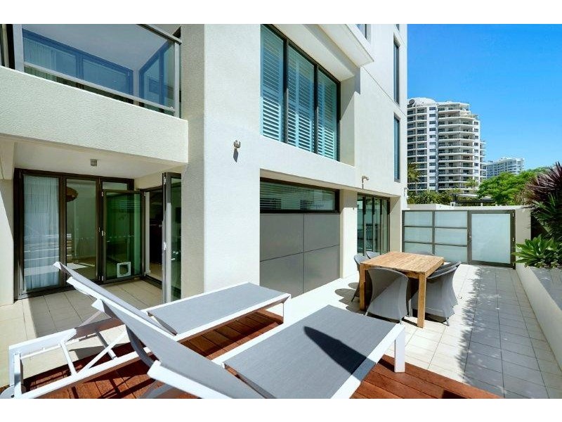 1/20-24 HUGHES AVENUE, Main Beach QLD 4217