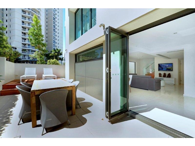 1/20-24 HUGHES AVENUE, Main Beach QLD 4217