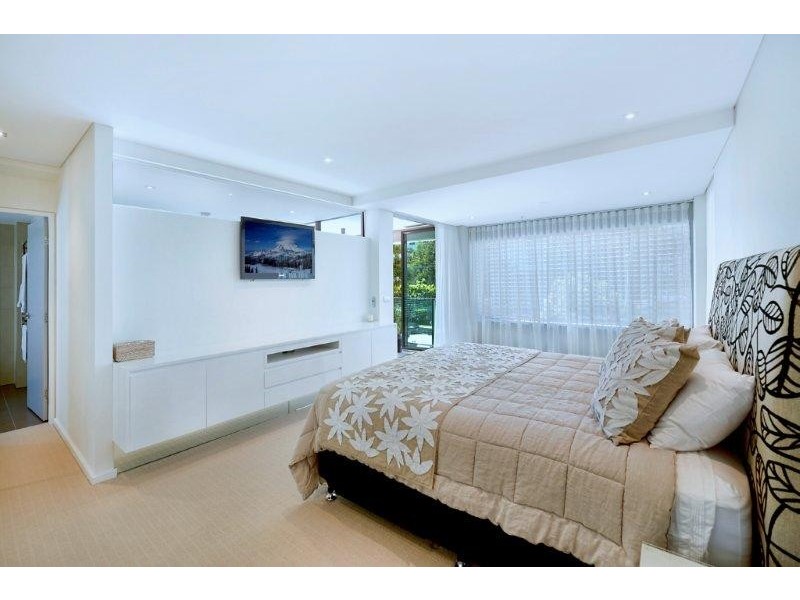 1/20-24 HUGHES AVENUE, Main Beach QLD 4217