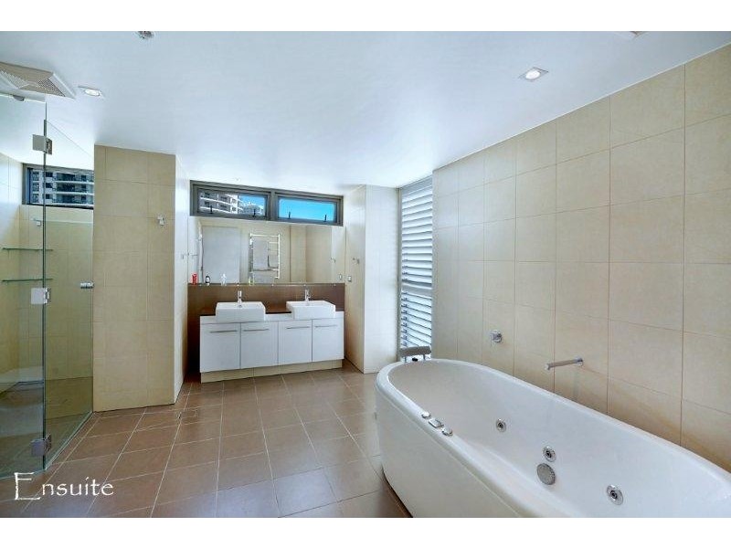 1/20-24 HUGHES AVENUE, Main Beach QLD 4217