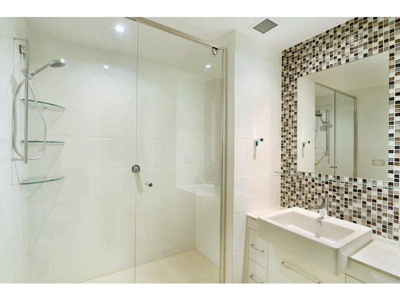 1/20-24 HUGHES AVENUE, Main Beach QLD 4217