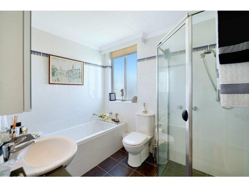 5 WOODROFFE AVENUE, Main Beach QLD 4217