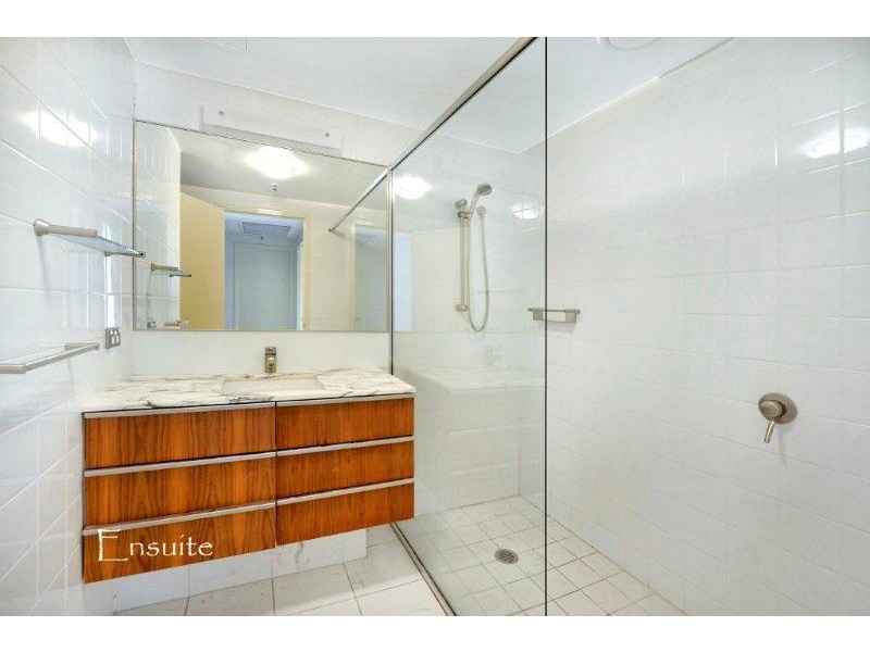 1 LENNIE AVENUE, Main Beach QLD 4217