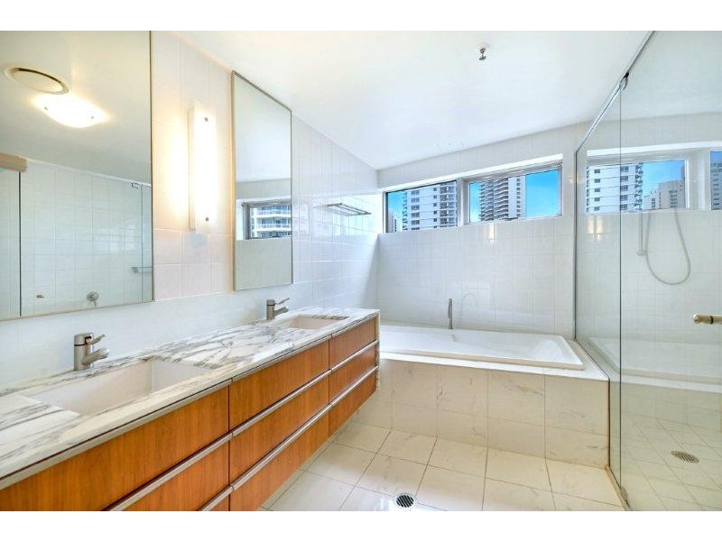 1 LENNIE AVENUE, Main Beach QLD 4217
