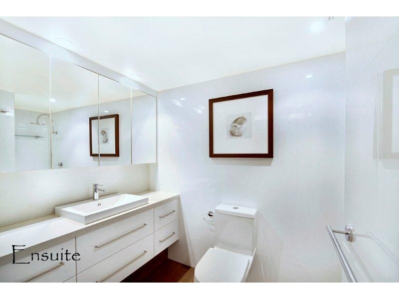 5 ADMIRALTY DRIVE, Paradise Waters QLD 4217