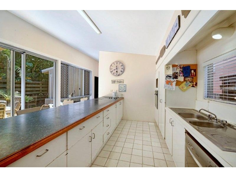 33 PACIFIC STREET, Main Beach QLD 4217