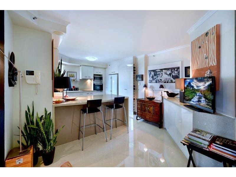 11 Hughes Avenue, Main Beach QLD 4217