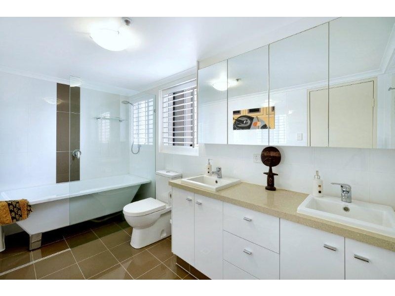 11 Hughes Avenue, Main Beach QLD 4217