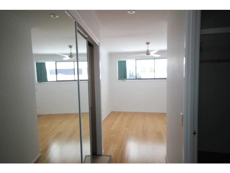 21 Woodroffe Avenue, Main Beach QLD 4217