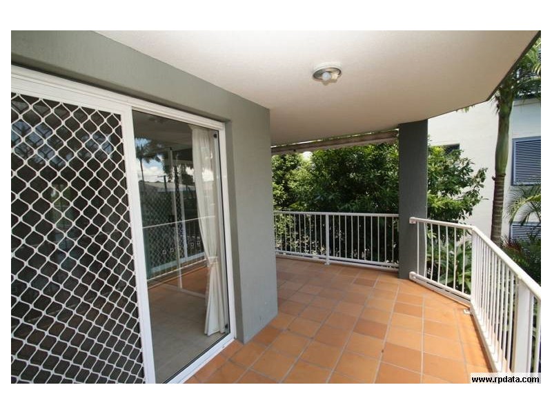 28 CRONIN AVENUE, Main Beach QLD 4217