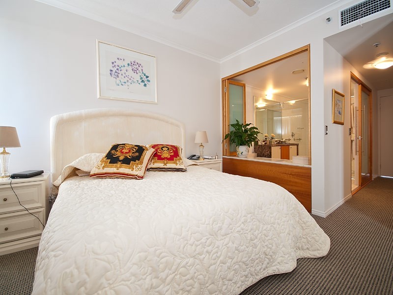 1 LENNIE AVENUE, Main Beach QLD 4217