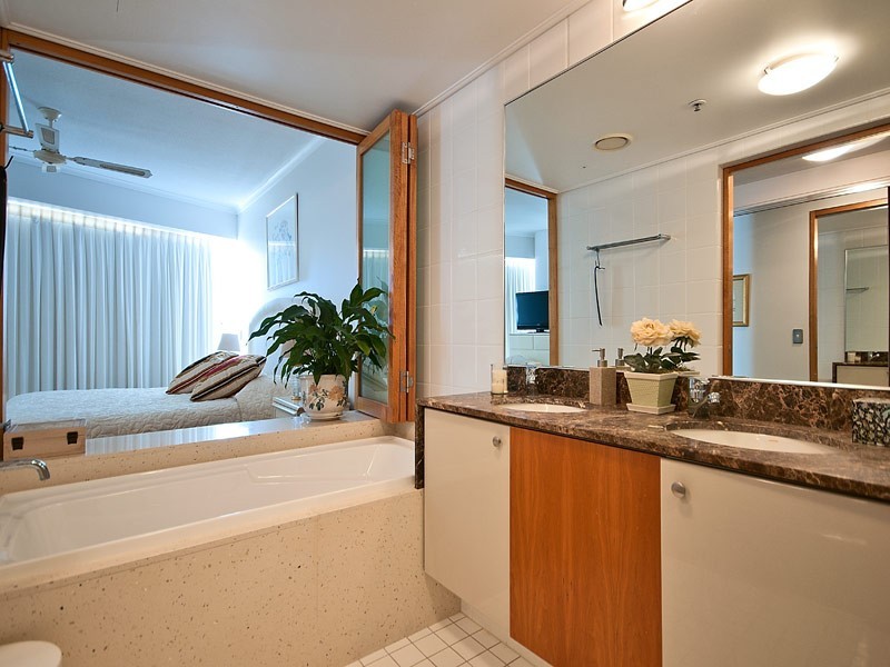 1 LENNIE AVENUE, Main Beach QLD 4217
