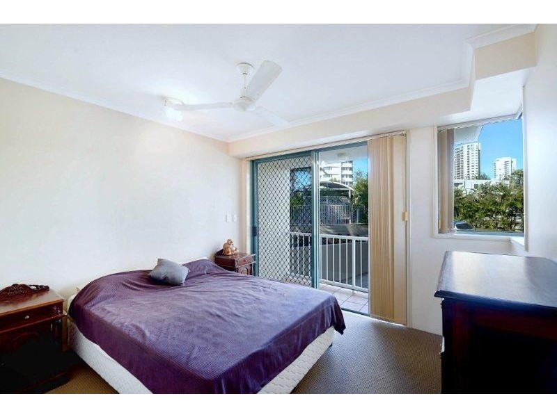 13 Montgomery Avenue, Main Beach QLD 4217