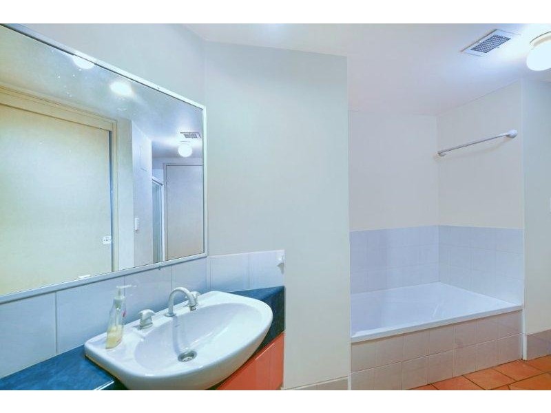 13 Montgomery Avenue, Main Beach QLD 4217