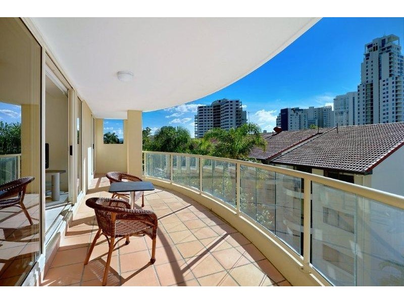 5 CRONIN AVENUE, Main Beach QLD 4217
