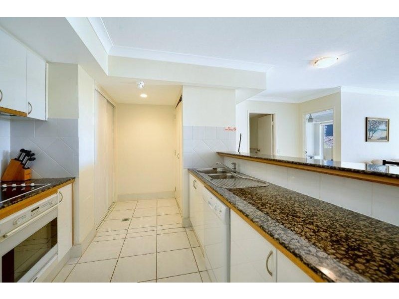 5 CRONIN AVENUE, Main Beach QLD 4217