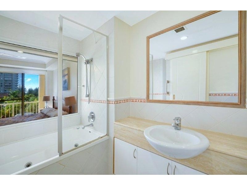 5 CRONIN AVENUE, Main Beach QLD 4217