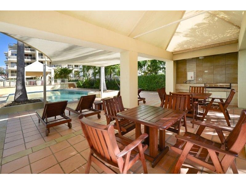 5 CRONIN AVENUE, Main Beach QLD 4217