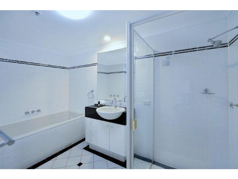 1 HUGHES AVENUE, Main Beach QLD 4217